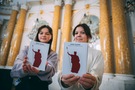 Zdjęcie przedstawia młodych wolontariuszy na Zamku Królewskim w Warszawie 