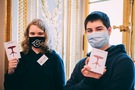 Zdjęcie przedstawia młodych wolontariuszy na Zamku Królewskim w Warszawie 