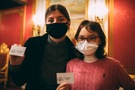 Zdjęcie przedstawia młodych wolontariuszy na Zamku Królewskim w Warszawie 